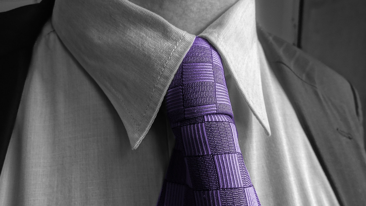 Jak łączyć kolor krawatu z resztą stroju?