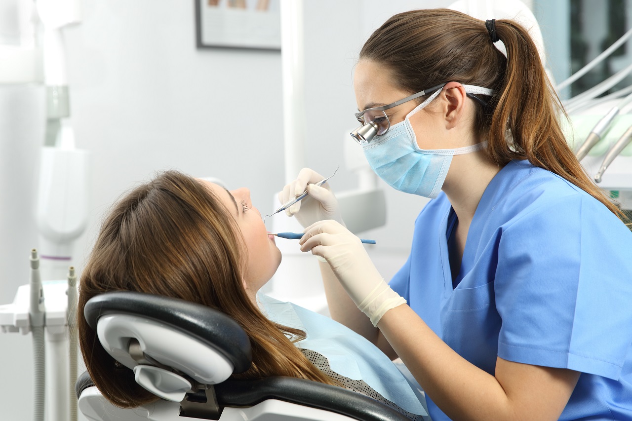 Jakie zabiegi wykonuje dentysta?