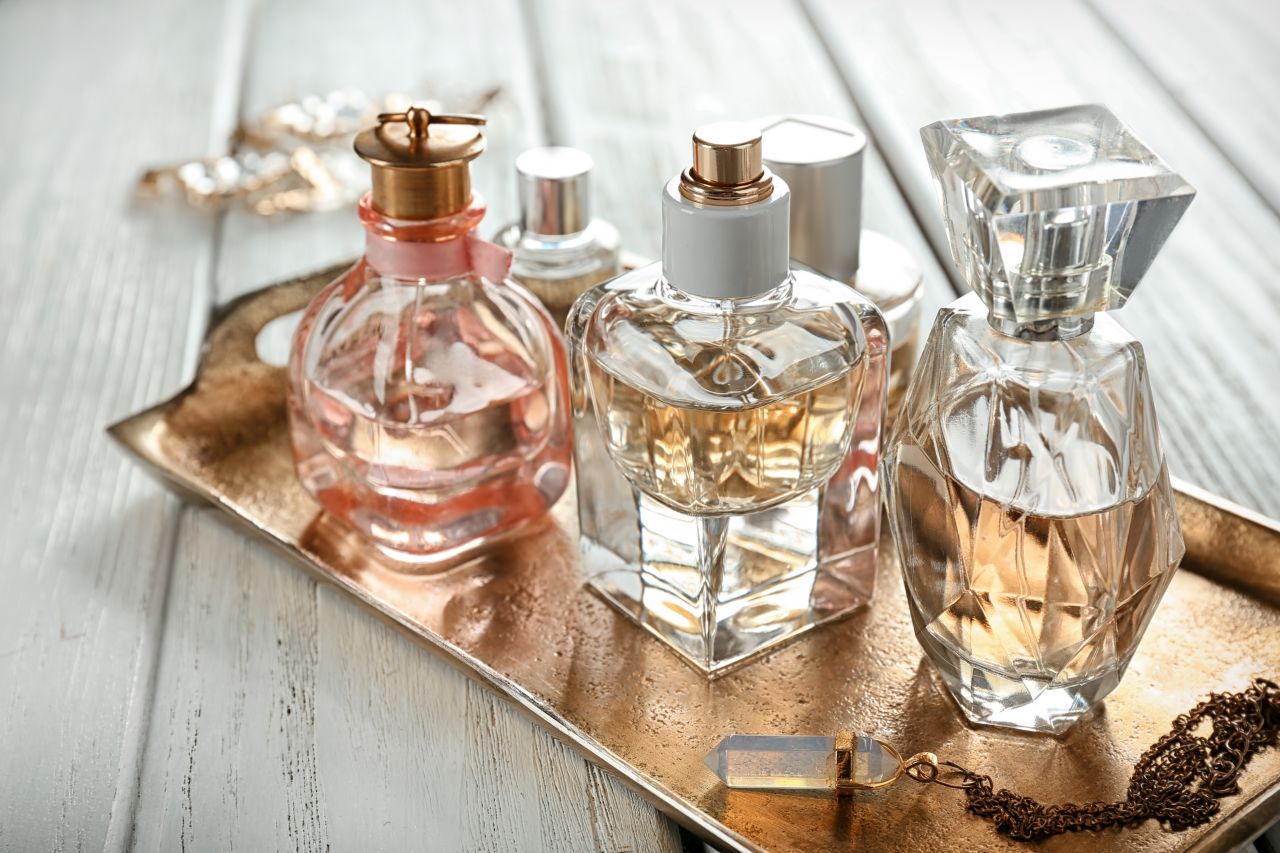Jakie zapachy perfum wybierać na wieczorne wyjścia?