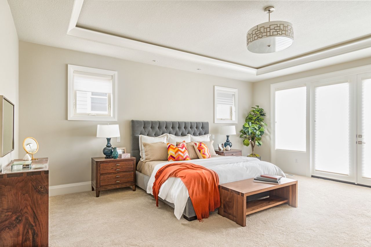 Łóżko z pojemnikiem – dodatkowa przestrzeń w sypialni