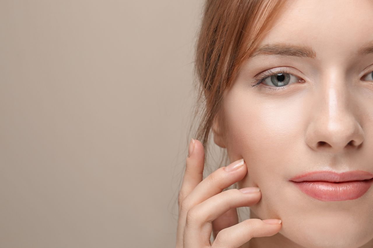 Jak spowolnić starzenie się skóry twarzy?