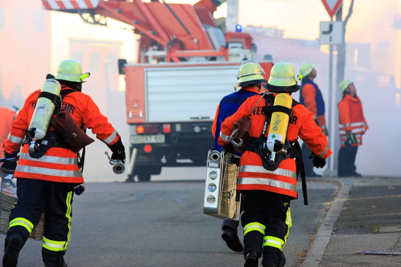 Praca strażaka – jakie elementy stroju zapewnią mu bezpieczeństwo?