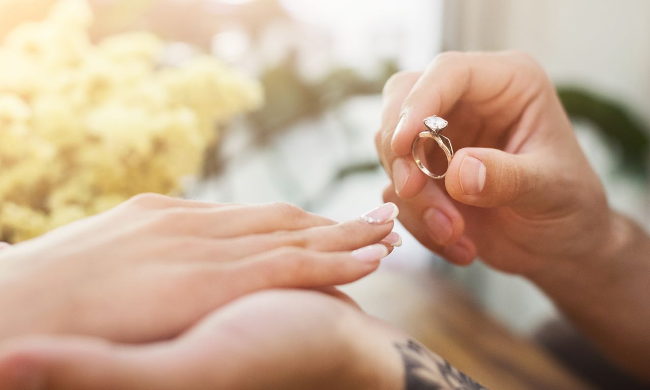 Jaki pierścionek będzie idealny na zaręczyny?