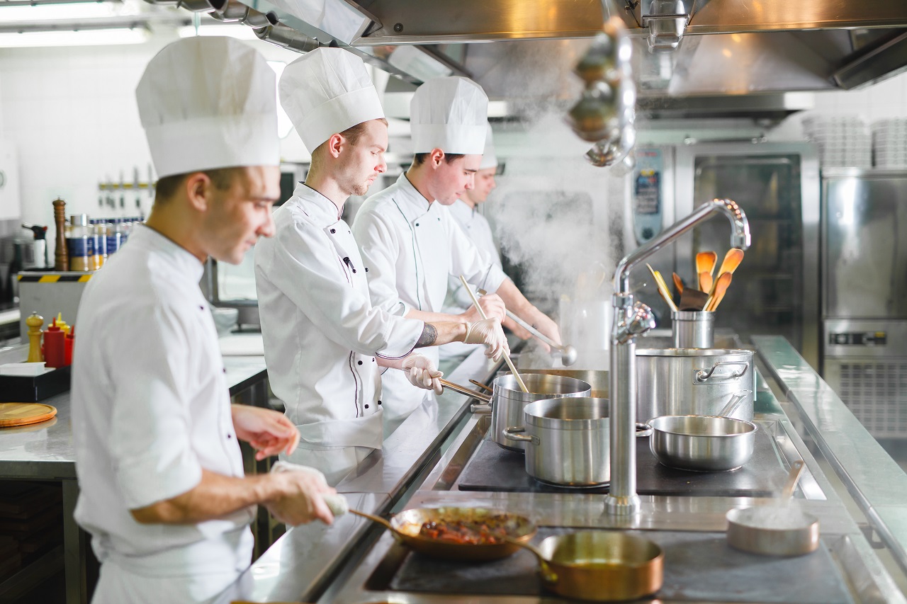 O jakich akcesoriach kuchennych nie można zapomnieć podczas wyposażania restauracji?