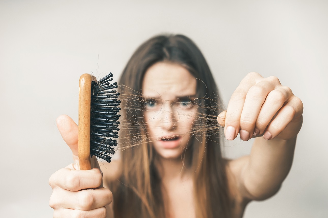 Jakimi sposobami można odbudować zniszczone włosy?