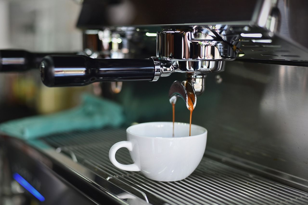 Jaki ekspres do kawy sprawdzi się w domu – czym kierować się podczas jego zakupu?