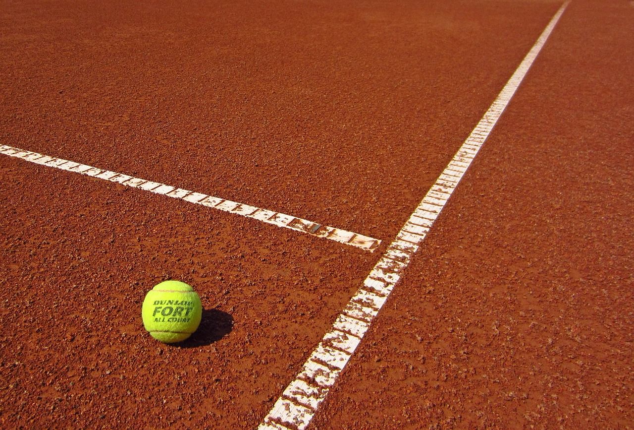 Budowa kortu tenisowego – jaką nawierzchnię wybrać?