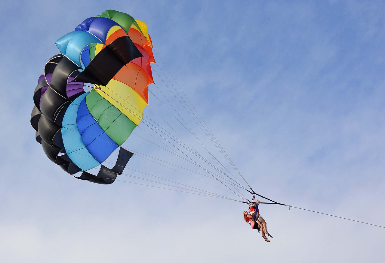 Skoki spadochronowe – jak zdobyć potrzebne kompetencje do ich wykonywania?